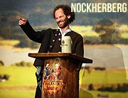 Salvatorprobe 2019: Politiker derbleck'n. Maximilian Schafroth  als Fastenprediger und Singspiel (©Foto: sampics für Paulaner)